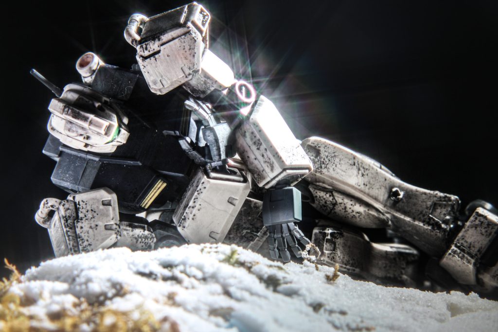 雪のジオラマに初挑戦してみました。雪山は薄いポリスチレンを凸凹にはりつけて、その後に形を整地して重曹をつけました。どう撮影するか迷ったのですが今回は『孤独』をイメージしたので黒背景にしました。