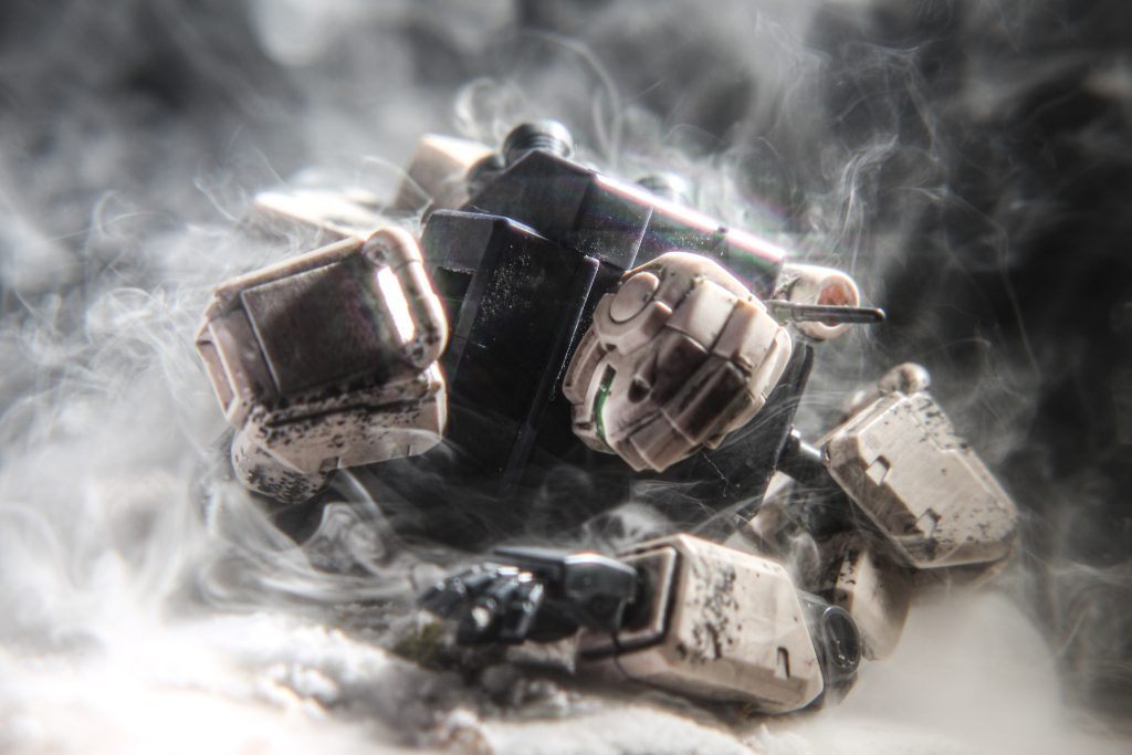 今回はエネルギー切れで動かなくなったイメージでウェザリングをし武装もほぼ外しました、まだパイロットが動かすのを諦めていないイメージでスクリーンにはレジン加工をしてみました。