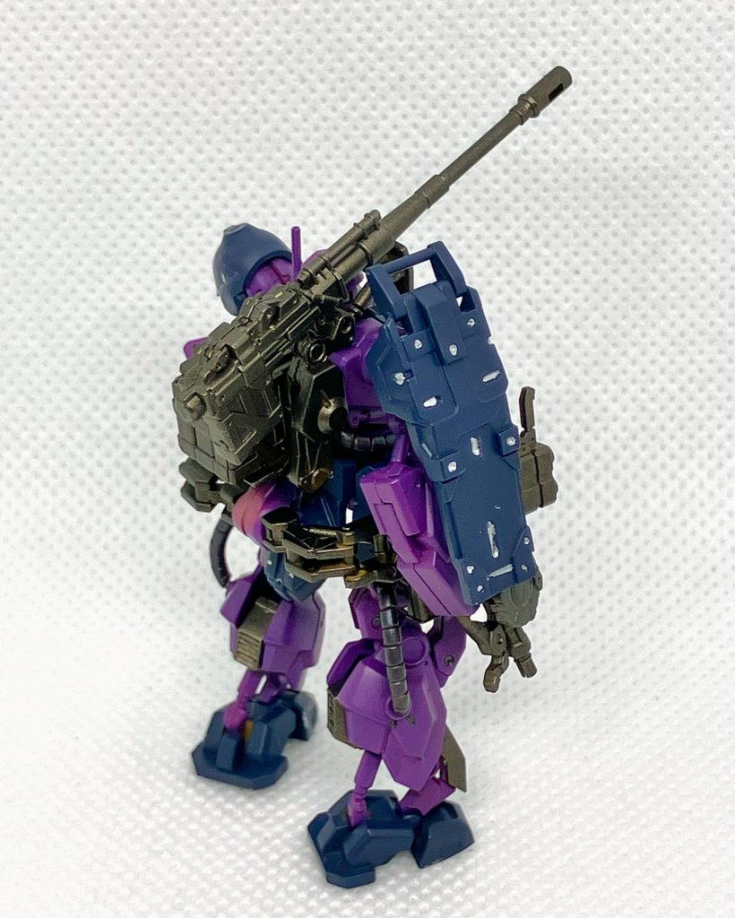 大人になって初めてのガンプラを作成しました。生意気にもいきなりエアブラシに挑戦です。周りにガンプラ友達がいないので、これが上手く出来たのか分からないです😅改めて見ると塗装が行き届いていない…