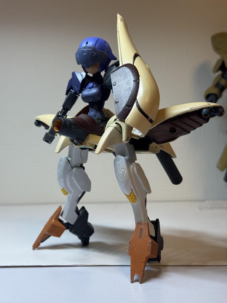 美プラのスレンダーボデーの収まりが良かったので適当やって終わらそう思ってた頃。関節保持力とか可動干渉、遊び辛さで没。