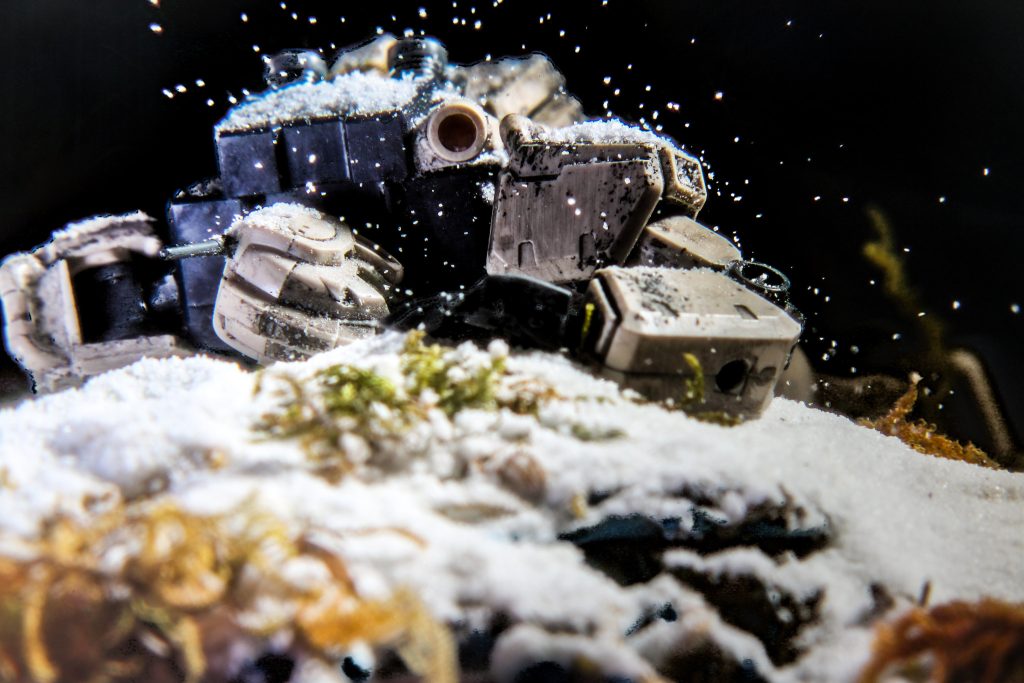 通信手段もなく補給を受けられずに部隊との合流もかなわずに、雪山の孤独の中もう動かなくなった愛機を見ながら『俺の戦いは終わったんだ』と思いを馳せるパイロット。