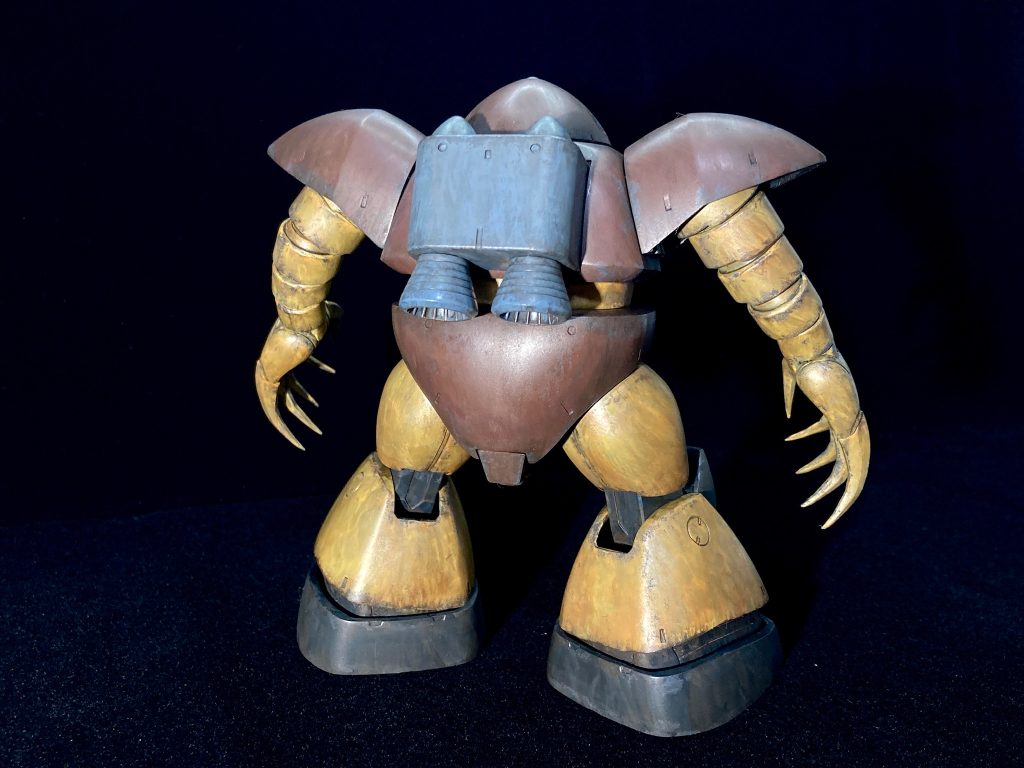 前々作のザクで僕でもウェザリング仕上げは出来る！と過信してたらついつい汚し過ぎてしまった感。ベルファストじゃなくてジャブロー攻略戦に参加したのでジャングルで暴れて泥だらけ、的な解釈でお願いします笑