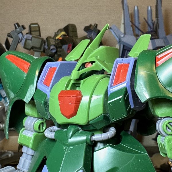 ガルスJにもモノアイ可動化ギミックを仕込んでみました。アクシズのモビルスーツ群はモノアイ大きめが似合いそうな気がしております。ついでにリーベン、ドーベン、シルヴァを並べてみたところ、リーベンは若干スリムなのもあり少し小柄に見えます。（2枚目）
