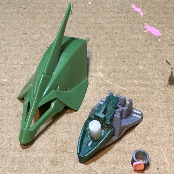 ガルスJにもモノアイ可動化ギミックを仕込んでみました。アクシズのモビルスーツ群はモノアイ大きめが似合いそうな気がしております。ついでにリーベン、ドーベン、シルヴァを並べてみたところ、リーベンは若干スリムなのもあり少し小柄に見えます。（1枚目）