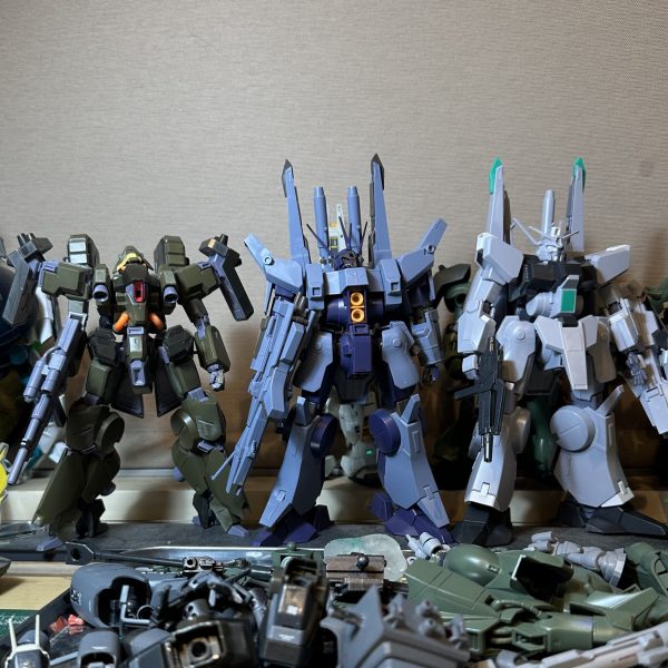 ガルスJにもモノアイ可動化ギミックを仕込んでみました。アクシズのモビルスーツ群はモノアイ大きめが似合いそうな気がしております。ついでにリーベン、ドーベン、シルヴァを並べてみたところ、リーベンは若干スリムなのもあり少し小柄に見えます。（3枚目）