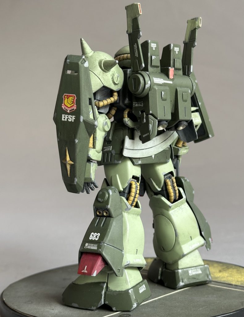 近年では割と「お宝」気味の旧キットZ武器セット（２０年ぐらい温存していた？）よりハイザック用ヒートホークを腰にマウント。大ぶりで迫力がありますが、ちょっと薄いような気もします。バックパックはじめ全然見えないですけど脚部などのバーニアは市販ディテールアップパーツに置き換えています。膝外側の小さなバーニアはジェガン同様ピンバイスでシャープ化しています。