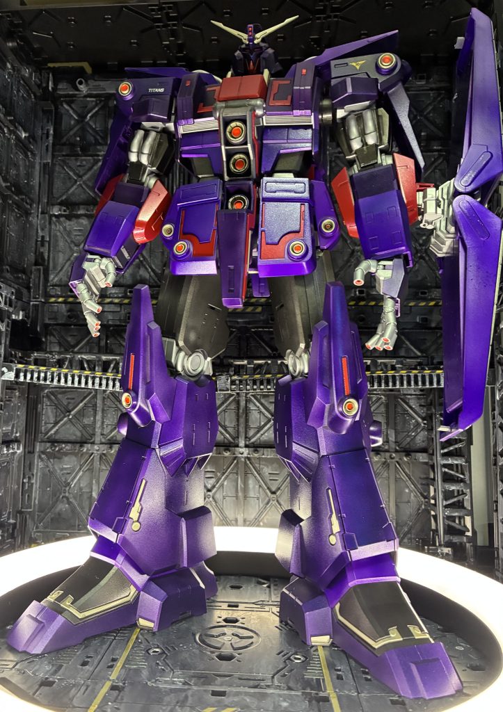 下からライトを当てて、煽りで撮影すると、威圧感が半端ない！