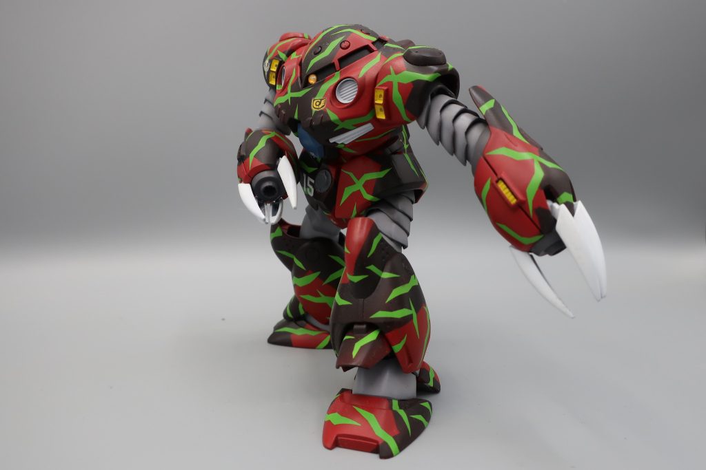 首にタオルをかけておくと　昼寝する時などタオルを目の上に乗せればアイマスクになるのです　黒いタオルがおすすめです　