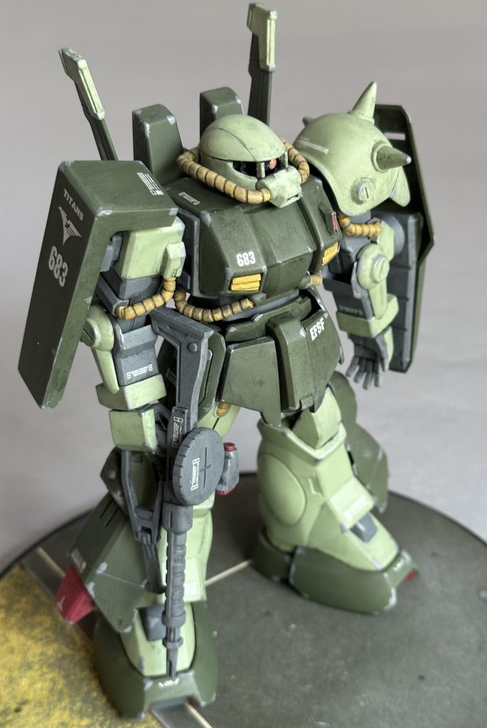 左胸のセンサーは市販パーツに置き換えしてあります。ハンドパーツも30MMのものに置き換えています。