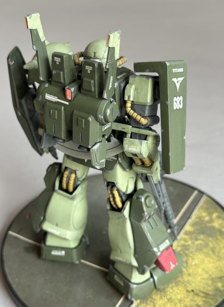 HGUCハイザックの課題？である腕部動力パイプの処理（ホントは脇から直接前腕に伸びている？）ですが、ここは手を付けると「かなり深そうな沼」なので華麗にスルーしておきました。（素組）ところで軟質素材のパーティングラインって処理がめんどくさいですよね？