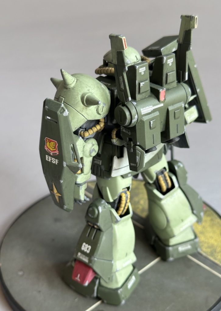 バックパックの背面センサーにはHアイズのランナータグより削りだしたクリアピンクのプレートを入れ込みました。スイングアーム先端のスラスターは市販ディテールアップパーツに換装してあります。