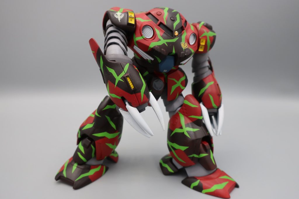 首にタオルをかけておくと　すぐに汗を拭きとる事ができます　そして仕事中に拭きとる事で上司に一生懸命やってると思わせる事ができます