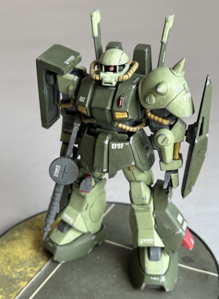 合わせ目消しとモノアイ稼働のため頭部は接着後モノアイレールで上下に分割。ピンを増設してつけ外しができるようにしてあります。