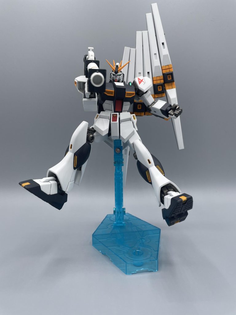 情けない奴！　シャア相手にも大活躍したバズーカ。背中にマウントした状態で、トリガーを直接マニピュレーターで引かなくても発射できます。また、ワイヤーをつないで、遠隔操作で発射することもできます。　それが出来ちゃうバズーカも凄いけど、それが出来ちゃうアムロもなんなのよ(笑)