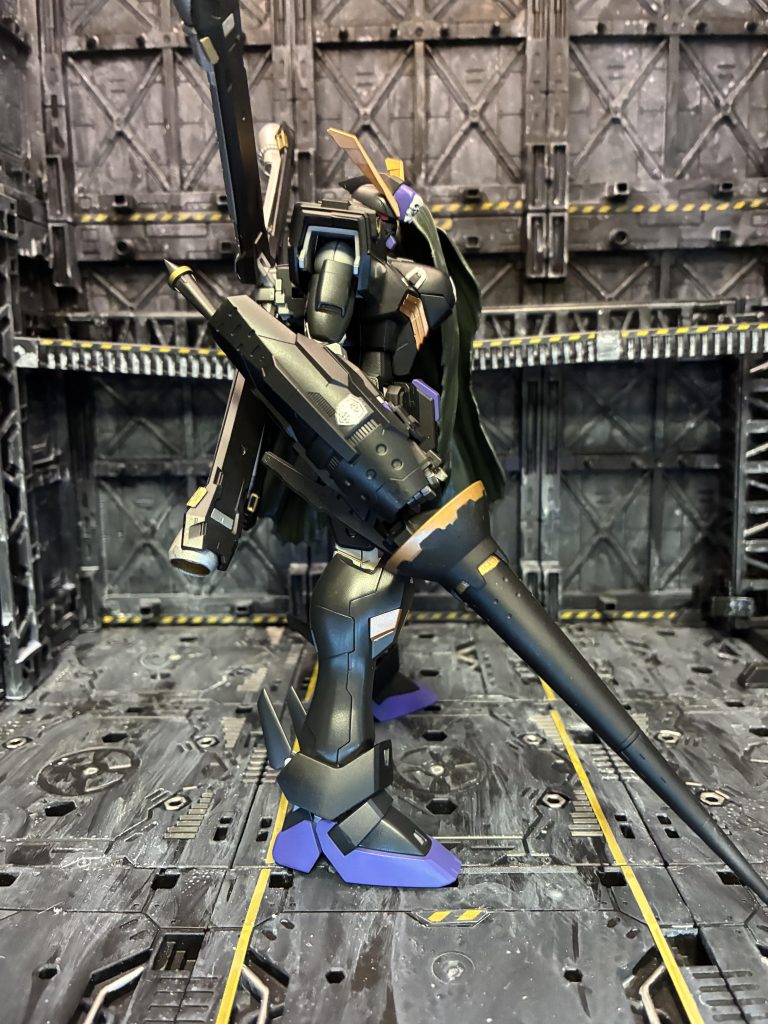 ボディ色をブラックとミッドナイトブルーに塗り分けたのですが、ほぼ黒色に..