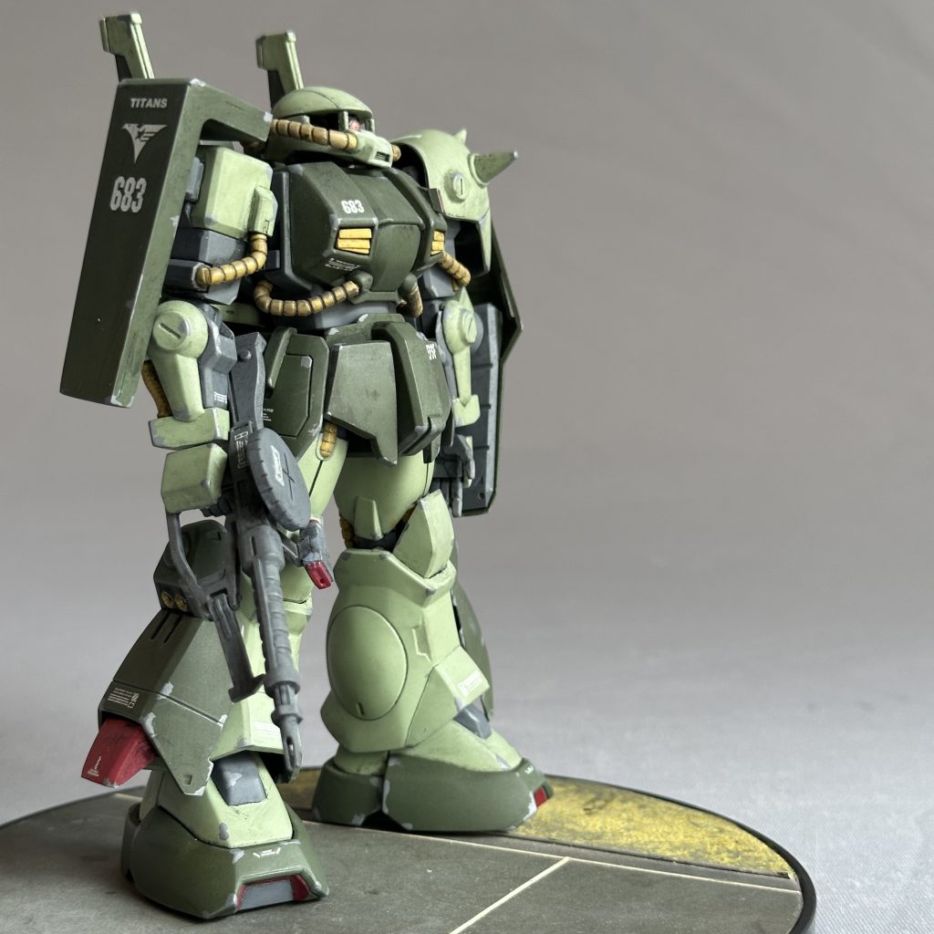 ベース機体が06R2？とかアクトザク？とかF2？とか、実はTR計画の成果だったり、グラナダ工房製だけどに操縦系だけアナハイムとか？いや実はアナハイムへ丸投げとか？と時代とともに解釈・設定が変わったり、それに伴い、実は操縦し易くパイロットから信頼されていたとか、トミノ監督にも「ハイザックってカッコよかったよね」とか言われたりとか、時間が経つにつれてその評価が上がっている気がします。かく言う私も、最近改めて「これかっこいいんじゃないか？」って思うようになりました。つま先の差し色の赤とかバランス的には神がかってますよね。昔は派手派手しく感じていた差し色も、実は絶妙なバランスだったんだな〜と最近になって気がつく始末。