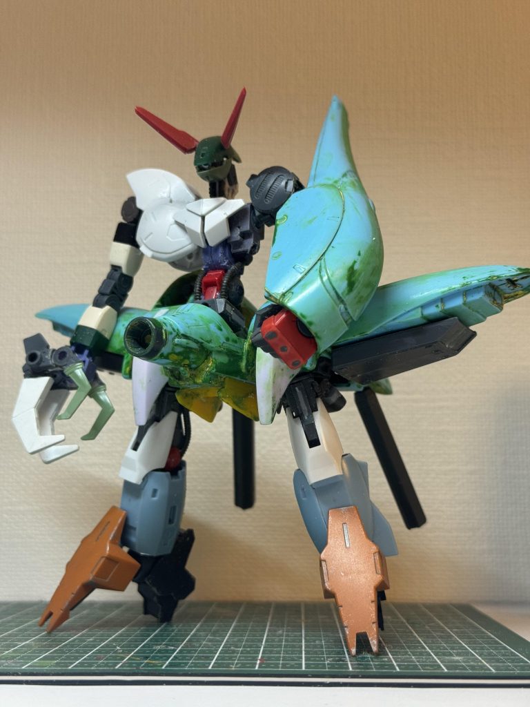 製作途中大体形が決まった頃です。緑→黄色→サンドイエローと三層に重なった耐ビームコーティングばりの塗膜を剥がすのがしんどかったです。適当しすぎです昔の私。って数年後も今の私に対して同じように思う事でしょう。