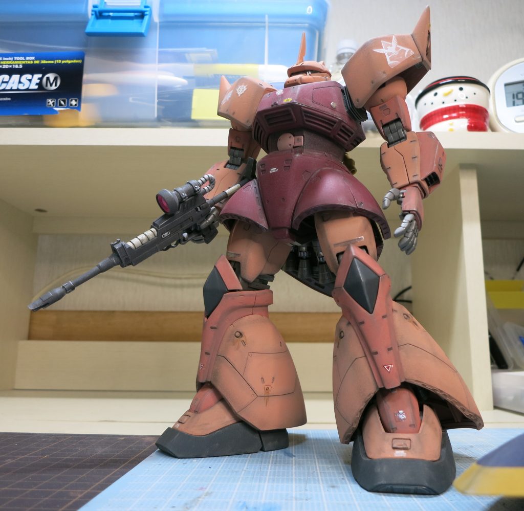 やや下から見上げるアングル