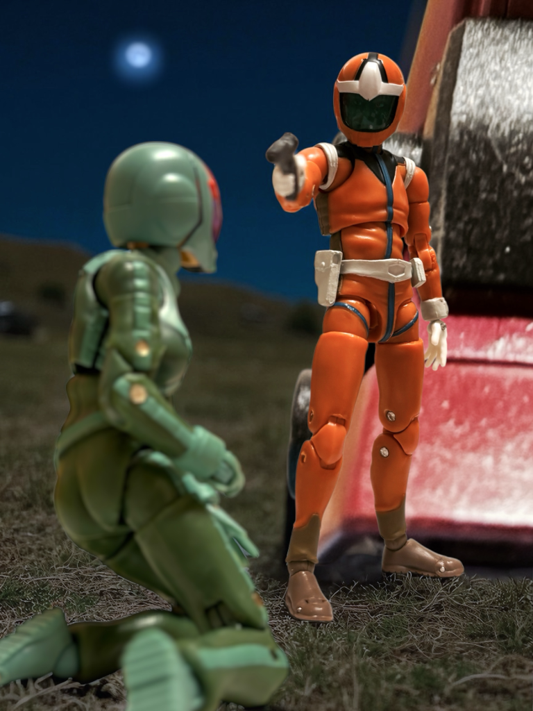 ドムのコクピットをこじ開け、パイロットを引きずり出す。抵抗しないよう拳銃を突きつけ、拘束して捕虜にする。「やっと会えた。」 敵のパイロットは、上気した頬と、潤んだ瞳を向けて囁く。「殺してほしいと思っていたけど、ごめん、興味がわいちゃった。ねえ、もう少し一緒にいよう。」 倒錯した囁きは無視した。こいつは間違いなく狂人だ。『第2撃が来るぞ。』周囲を警戒していた