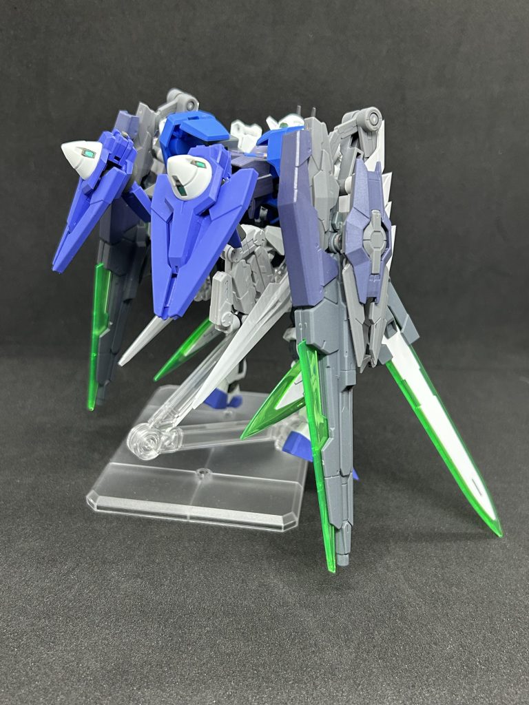 基本武装はダブルオーガンダムセブンソード/Gから流用ダイバーアークの太陽炉を背面に移植リバーシブルガンダムのシールドクローを太陽炉と解釈し太陽炉の合計数は6機となっている