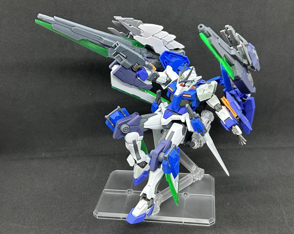 両肩に装備されているGNソードIIブラスターは正面に展開することて射撃することが可能