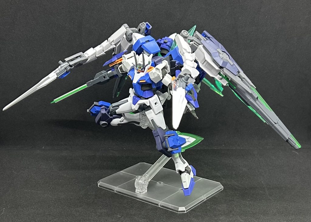 両肩に装備されているリバーシブルガンダムの武装展開状態両腰に装備されているGNソードIIを装備し敵機体を切り裂く