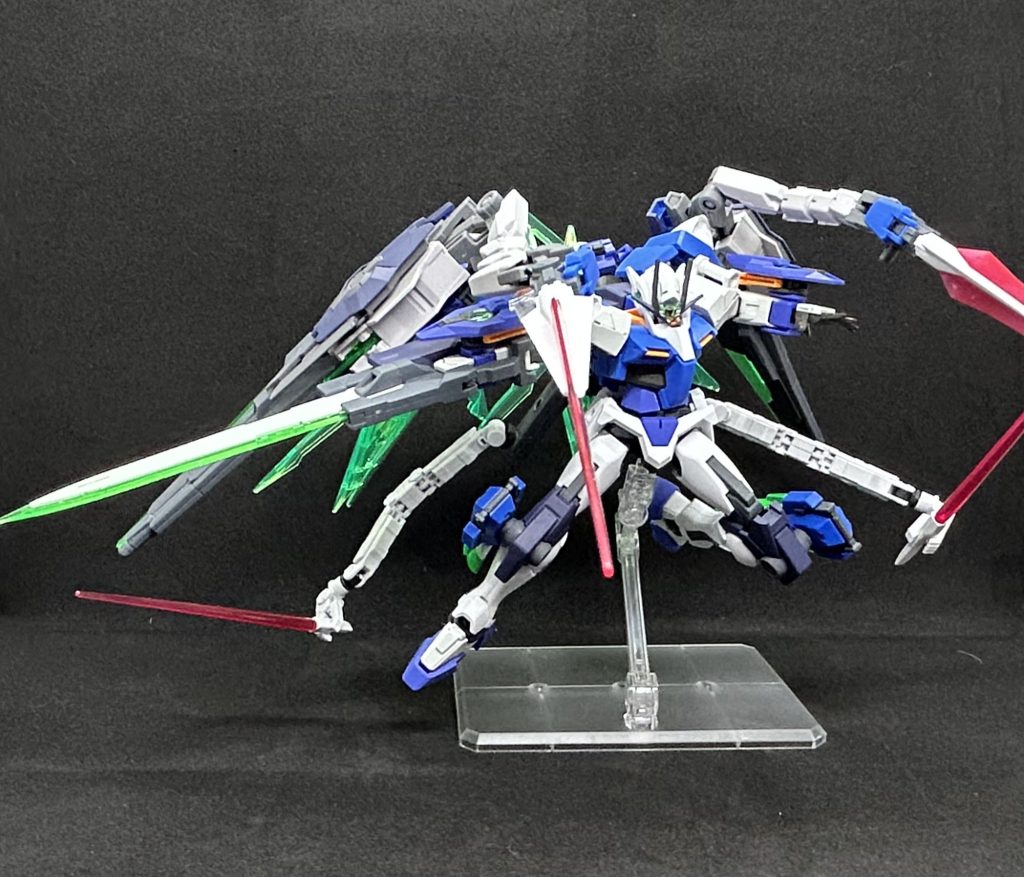 ダイバーアークリバーシブルガンダムの太陽炉をフル稼働させ両肩 腰に装備されているサブアームを展開した状態 高速で近づき敵を切り刻む高速戦闘が可能
