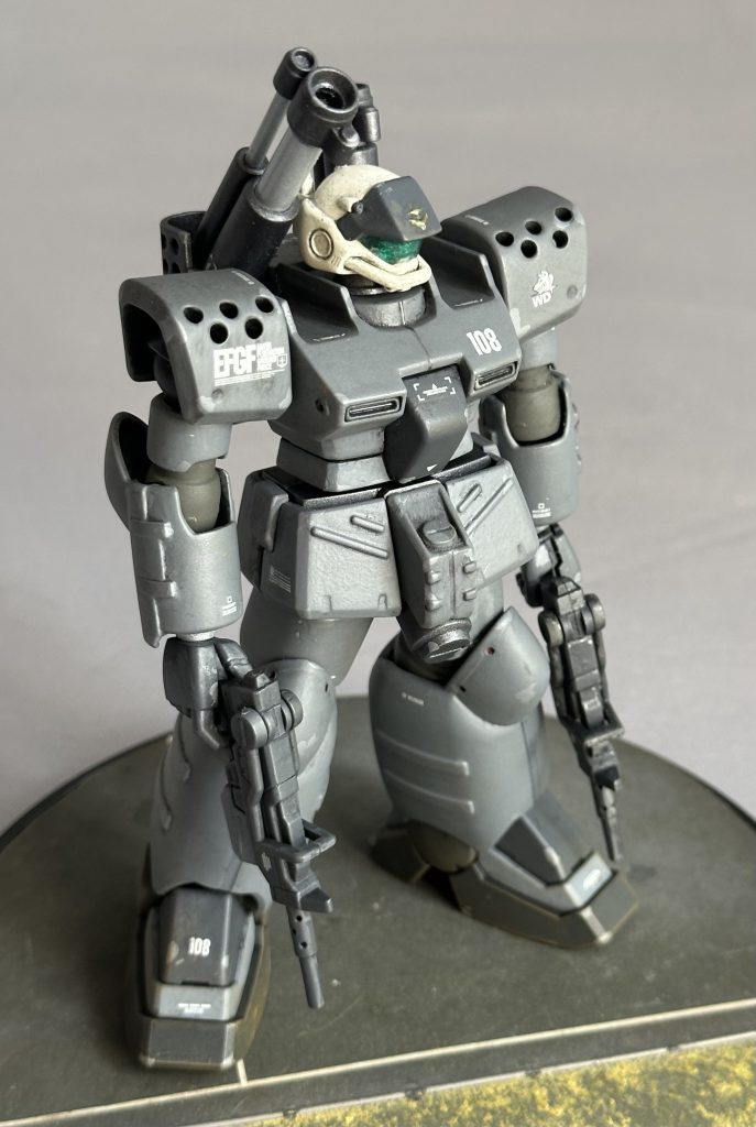 名作と名高い「コロ落」ですが、恥ずかしながら未プレイのため、詳らかには存じません。が、「2丁マシンガン」はデフォのようなので再現しておきました。100mmマシンガンはトリガーガード付きなので多分旧HGUC陸ガン系のものです。他の連邦機と違いガンキャノン系は何故か丸指なので、左手銃持ち手はリバイブザクよりいただきました。市販パーツ流用で手首カバーをつけておきました。