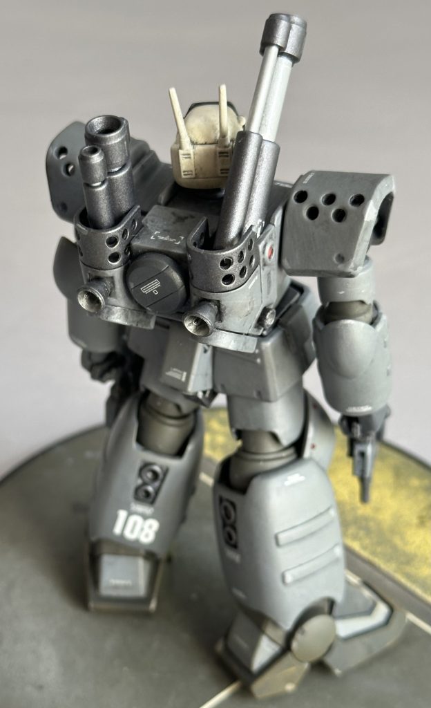 バックパックのブチ穴も開孔しました。同スラスター類も市販品に置き換えています。量産キャノンのスラスターの向きってちょっと変わってますよね？空間戦において、前面投影面積を少なくするためにも進行方向は頭頂方向になるのでしょうが、その方向に進む為のスラスターは足裏だけで、バックパックのメインと思われるスラスターによる進行方向はおへそ正面側になるわけで。重力下でホバーしているのであれば推進用とも考えられますが。