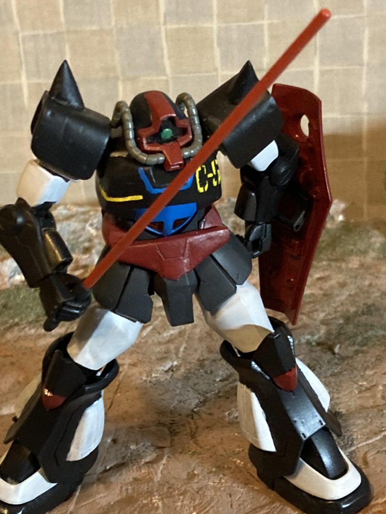 この機体は、視野の広くなったモノアイレール、脚部ホバースラスター、ヒート剣の実験機らしいです。