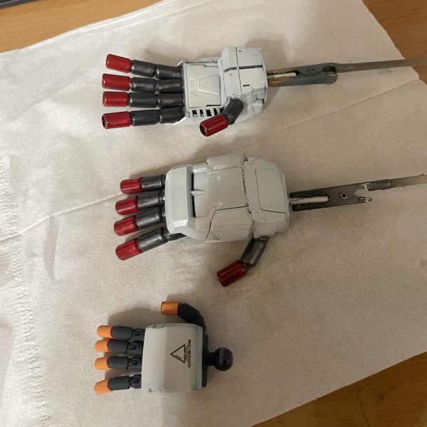 んー、上手く出来たとは言い難いが、差し当たりこれで行きます。手前は1/144HGUCフライルーのギガンティックアーム。自作品の手のひらの付け根が隠れてる分、手の甲がアンバランスに長さ見えてしまってます💦