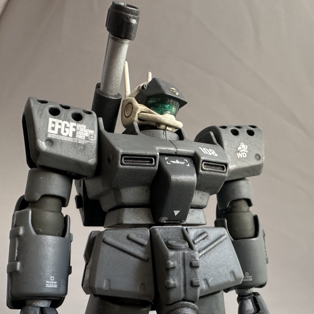 関節部は成形色を残しております。フロントスカート周りのディテールが埋まり気味なのはご愛嬌デス。