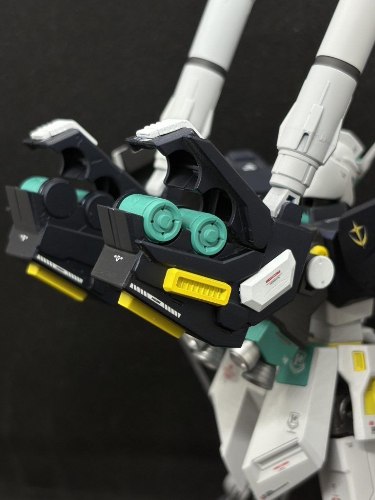 インコム装置自体、角度調整可能です。また、大きい二門のビーム砲?も角度調整可能です。ビーム砲、ちょっと大きいですね💦 どっかで見た設定によるとこのビーム砲はビームサーベルにもなるらしいのですが、太すぎてサーベルとして持てるわきゃありません、上腕より太いですから💦