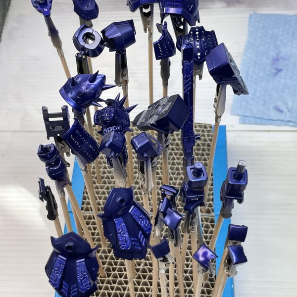HGUC イフリート・ナハト上塗りの２色目吹き付けました。かなりディープな藍色（純色バイオレット４に純色グリーン１クリアホワイト０.５）良さげな感じです。ツートン仕上げですこの後、エッジを下塗りのパールがチラ見えまでヤスって粉物がのりやすくします。（2枚目）