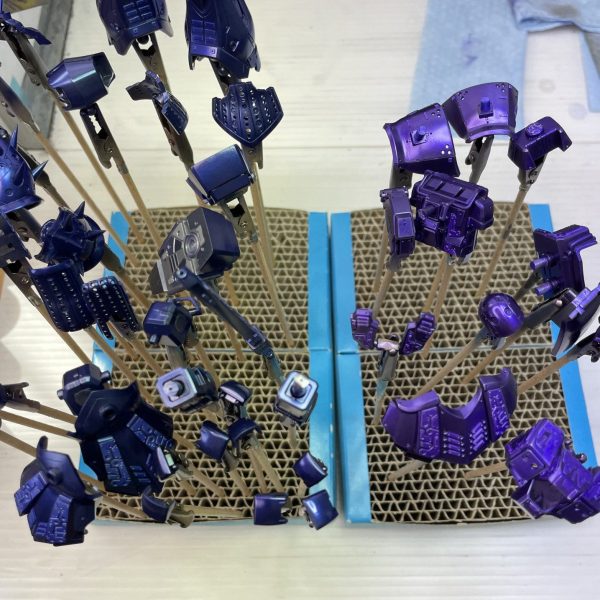 HGUC イフリート・ナハト上塗りの２色目吹き付けました。かなりディープな藍色（純色バイオレット４に純色グリーン１クリアホワイト０.５）良さげな感じです。ツートン仕上げですこの後、エッジを下塗りのパールがチラ見えまでヤスって粉物がのりやすくします。（1枚目）