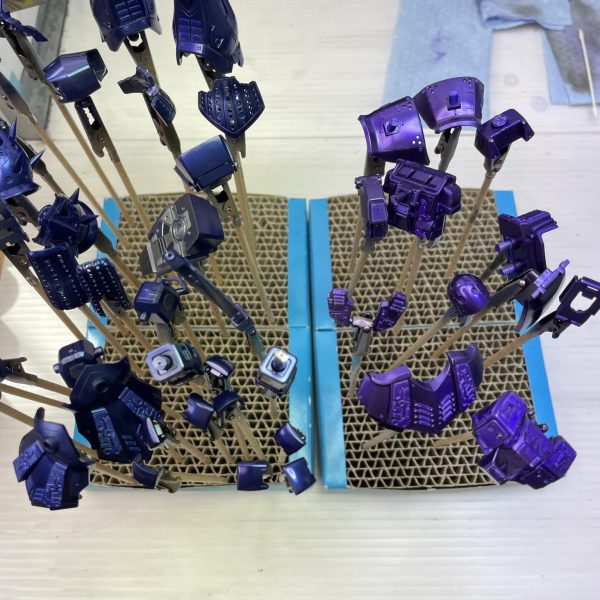 HGUC イフリート・ナハト上塗りの２色目吹き付けました。かなりディープな藍色（純色バイオレット４に純色グリーン１クリアホワイト０.５）良さげな感じです。ツートン仕上げですこの後、エッジを下塗りのパールがチラ見えまでヤスって粉物がのりやすくします。（3枚目）