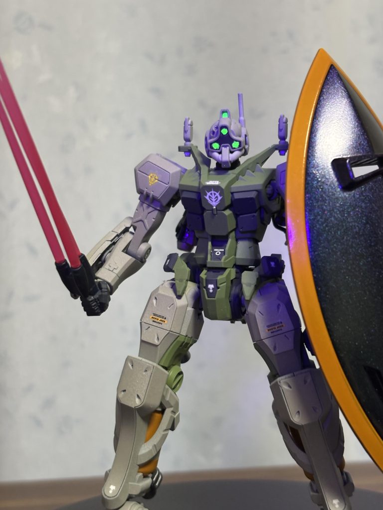 ビコーンと蛍光塗料。ビームサーベルはつや消し済みでたまたまあったHGアトール？の3連のやつ。