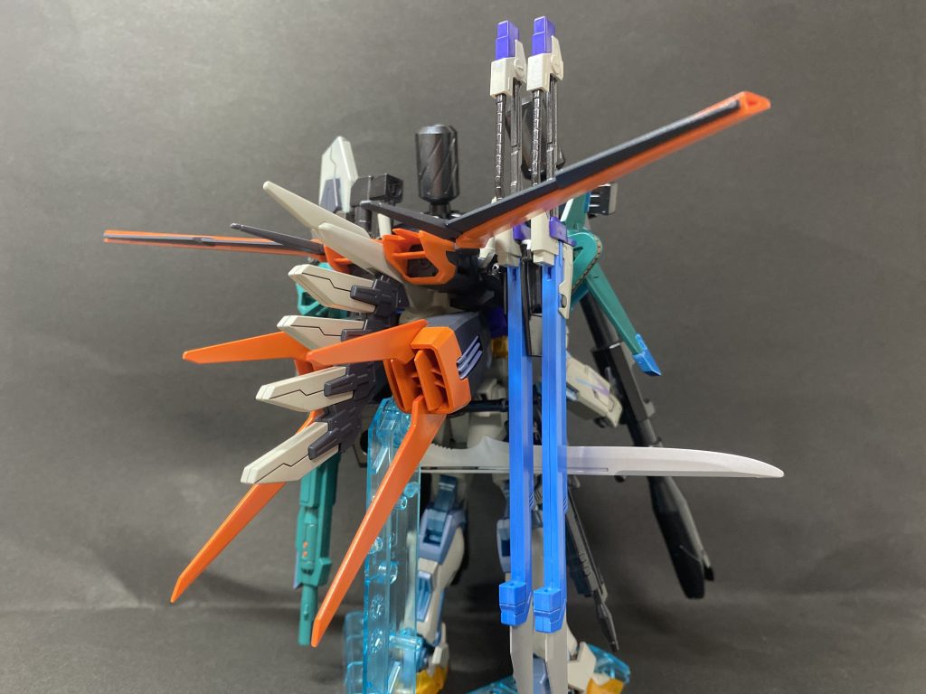 ストライクバズーカ二丁にビームライフル二丁、グランドスラムを腰に装備させ、シュベルトゲベールを二本装備できるようにしました