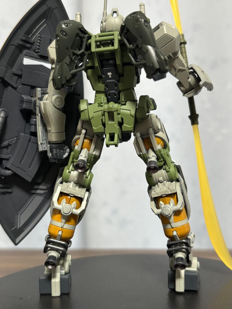 背面ショット　他のガンプラと違ってバラして塗り分けがめんどくさかったけどバーニア部分は焼鉄色で塗り分けてみたり。 