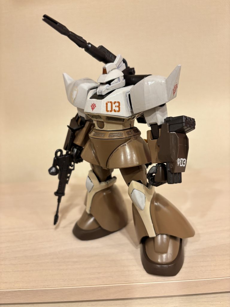 カルアミルクカラーのゲルググ、いかがでしょうか。03のマーキングは、ザクデザートタイプの余りですが、このマーキングをしたらグッとかっこよくなった気がします。手前味噌ですが、めっちゃ気に入っています。