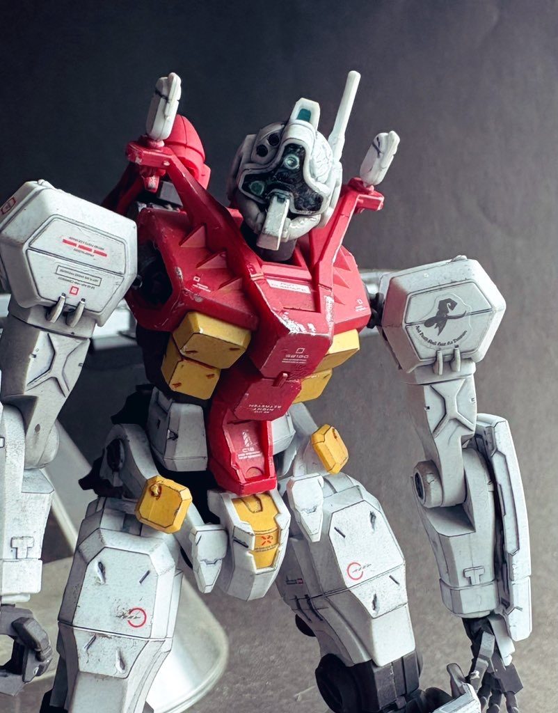 顔のバイザーの下部分にモールドもしっかり入ってかっこいいのに、肝心のバイザーがクリアパーツですらなく全て隠れてしまう上にのっぺり顔になってしまうので、モノアイ風パーツを3つ入れた上でクリアレジンを流してゴーグル風にしました。