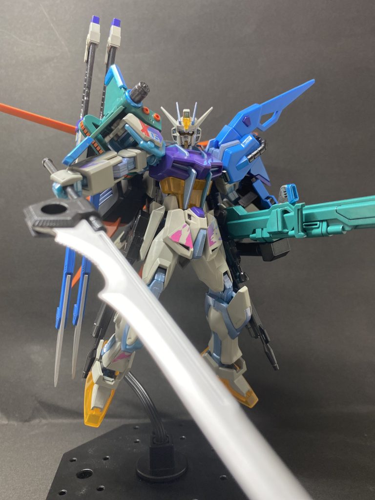 ビームライフルはネオジム磁石で装備させ、グランドスラムは穴を開けてジョイントを接続しました