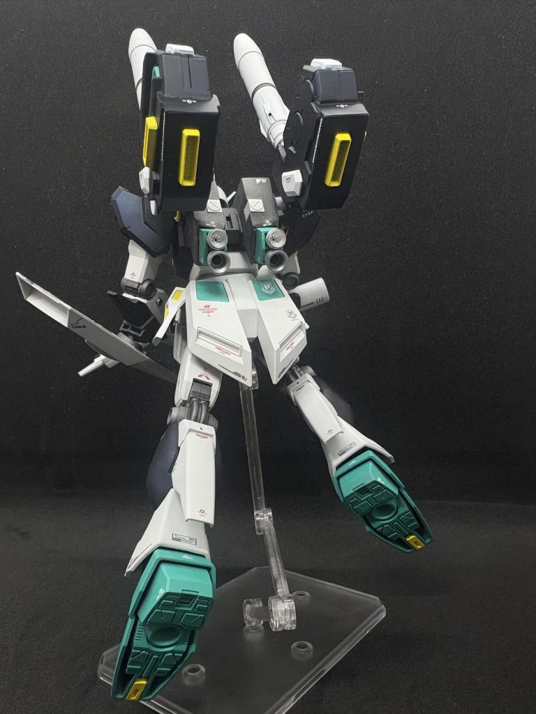 背面ショット バックパックのスラスターノズルは2つはハイキューパーツさんの金属スラスター、残り2つはジャンク品から流用です。全部金属にすると高ぃ。