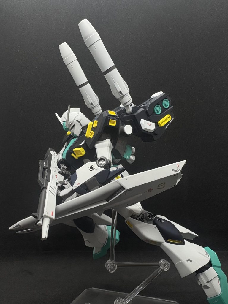 大変だったのはやっぱりインコム部分です。ビルダーズパーツのファンネルをベースにプラ板やジャンクパーツを組み合わせ、なんとかインコム装置に違い形状に持っていきました。フルスクラッチした方が早かったんじゃないか?と思うくらい色々加工修正を行いました。