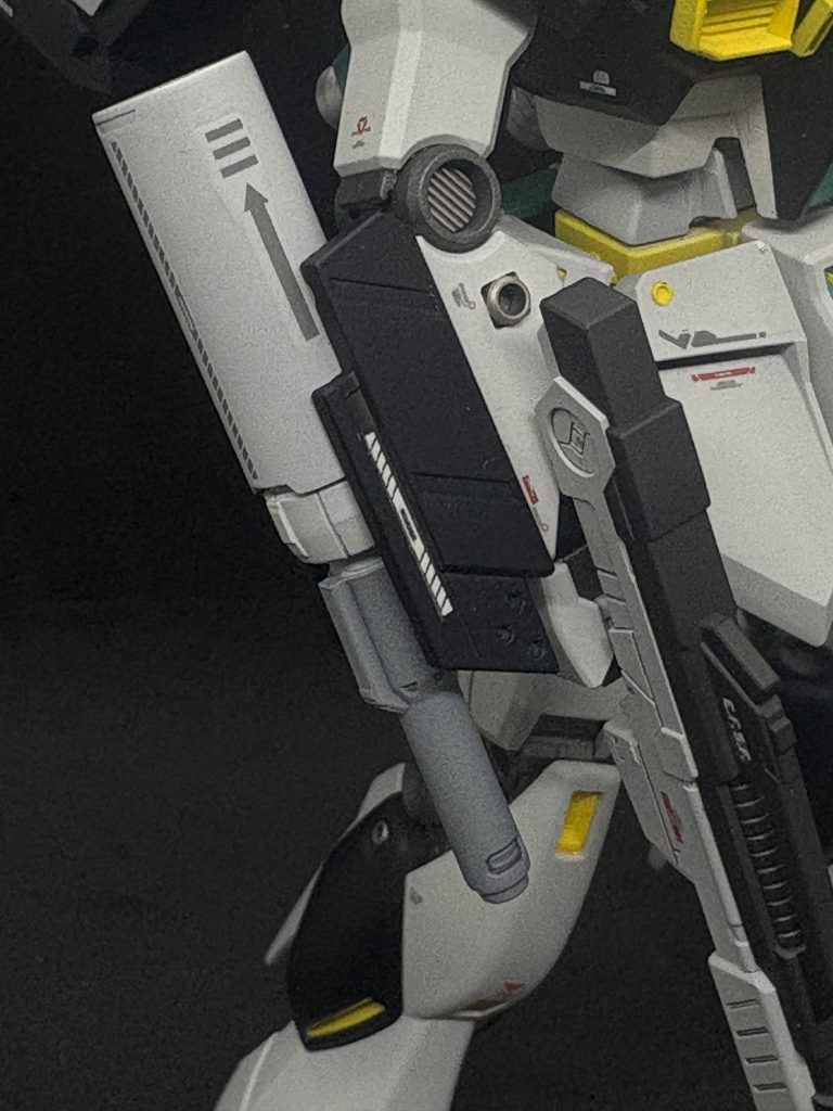 右腕に装着したビームスプレーガンもジャンクパーツを組み合わせて作りました。ビームライフルより強そうになってしまったのがちょっと失敗です😕