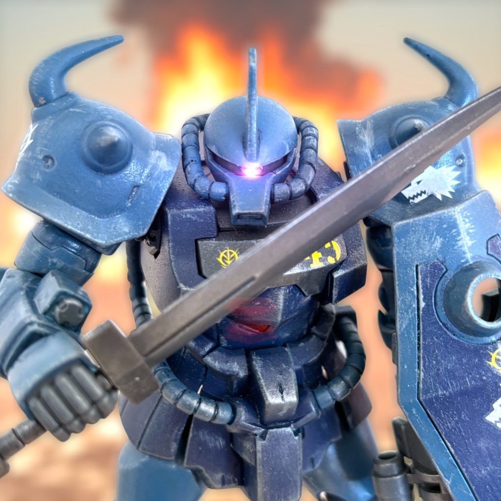 「では、奪還作戦だな。良いじゃないか、仲間のために命を掛けた戦いに身を投じる。英雄にふさわしい!」グレンが嬉しそうに言う。アイザックは、もう好きにしろ、と吐き捨てる。「山奥の赤鬼を退治して、姫君を助け出すサムライの話があったな。いや、炎の館に眠るブリュンヒルデを助け出すのは、不死身の英雄ジーク・フリートか。いずれにしても……」自分に酔ったような口調でひととおり呟いた後、グレンはにこりと微笑む「敵の牙城に囚われた姫を助け出す、運命の騎士は君だ、ウォルフガング大尉。」■■■■■■■■■■■■■■■一昨日、捕虜にした敵パイロットを抱えて帰還したジン・サナダ曹長を見て、トニー・ローズ曹長は目を血走らせて、女じゃねえかと叫んだ。捕虜にした女兵士という状況が、戦場帰りで血を滾らせる兵たちの気性を刺激したらしい。 ジオンの女パイロットはすぐさま独房に入れられ、厳重な警備が敷かれた。捕虜を拘束するためよりも、むしろ、味方の狂気から守るための趣が強い。 身辺の世話をさせるため、若い女性の衛生兵も付けられた。その衛生兵、クララ・クライン伍長が、ジン・サナダを呼びにコンパートメントを尋ねてきた。「発言は、要領を得ません。ただ、