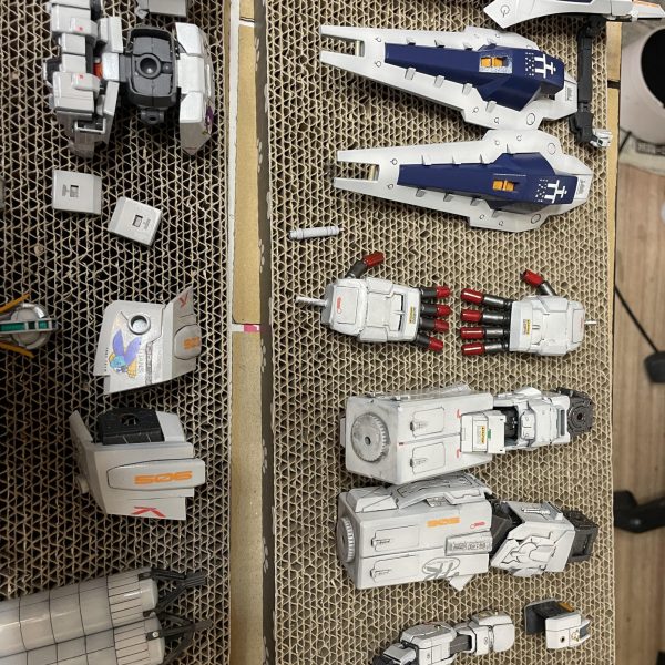 MGヘイズルをアウスラに！そしてでっちあげギガンティックアーム仕様にしようと思いたちやってきました。アドバンスドヘイズル、プリムローズ、フルドドを使用して、ギガンティックアームはでっちあげ！、フルドドⅡを作る技術も無いので、いろんなあまりパーツの合体ロボです。デカール貼り付けまできました。（4枚目）