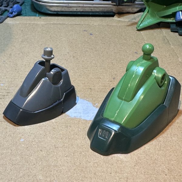 どうしようかと悩ましいHGUCザクIII改ですが、ふと思い立ち足首をゲルググマリーネと付け替えてみました。HGUCザクIII改の問題点として挙げられる上半身のヴォリューム不足は、大きすぎる足首のせいなのではないかと。もちろん、小田さんの設定画自体が足首デカッ！なので仕方ないのですが、AOZにおける建機さんの足首小さめのプロポーションの方が全体的にまとまっているようにも見えます。背が縮んでしまうかと思いましたがギラドーガと並べても同じぐらいの肩の高さになってます。いかがでしょうか？（2枚目）