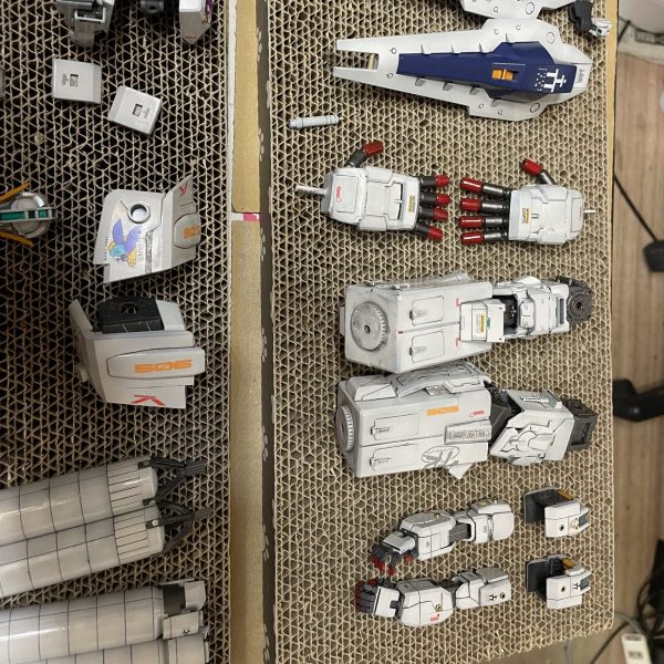 MGヘイズルをアウスラに！そしてでっちあげギガンティックアーム仕様にしようと思いたちやってきました。アドバンスドヘイズル、プリムローズ、フルドドを使用して、ギガンティックアームはでっちあげ！、フルドドⅡを作る技術も無いので、いろんなあまりパーツの合体ロボです。デカール貼り付けまできました。（1枚目）