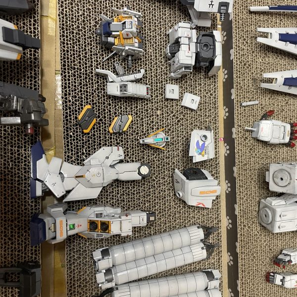 MGヘイズルをアウスラに！そしてでっちあげギガンティックアーム仕様にしようと思いたちやってきました。アドバンスドヘイズル、プリムローズ、フルドドを使用して、ギガンティックアームはでっちあげ！、フルドドⅡを作る技術も無いので、いろんなあまりパーツの合体ロボです。デカール貼り付けまできました。（2枚目）